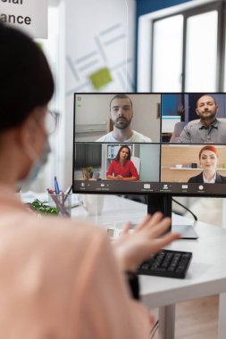 Tıbbi yüz maskeli yönetici yönetim istatistiklerini tartışıyor