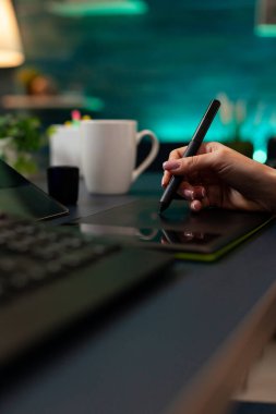 Projede fotoğraf düzenleme tekniği kullanan kadına yakınlaş
