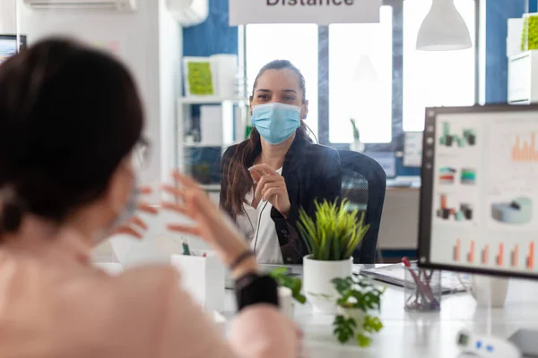 코로나 바이러스에 감염되지 않도록 의료용 마스크를 쓴 사업 팀 — 스톡 사진