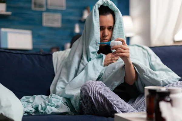 Blanke vrouw meten temperatuur ziek thuis — Stockfoto