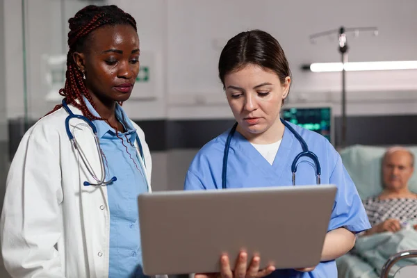 Médico afro-americano especialista em saúde e assistente — Fotografia de Stock