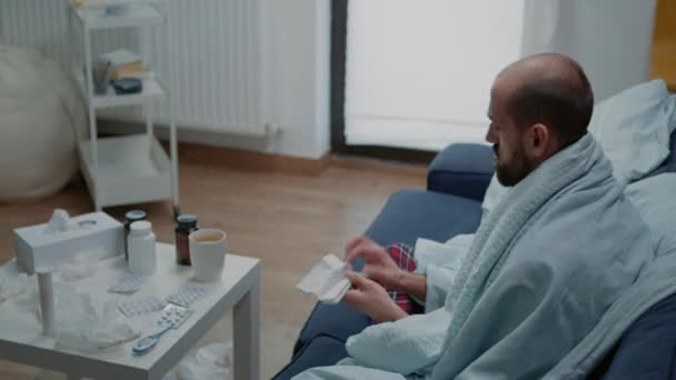 Uomo con raffreddore e influenza lettura istruzioni medicamento — Video Stock