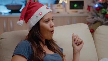 Televizyonda komedi filmi izleyen kadınlara yakın çekim