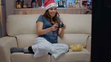 Denetleyici ile video oyunu oynayan kadın