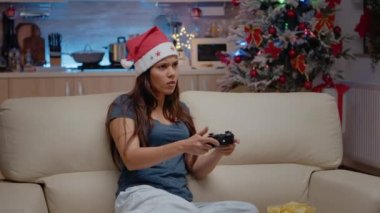 Konsolda denetleyici ile video oyunları oynayan üzgün kişi