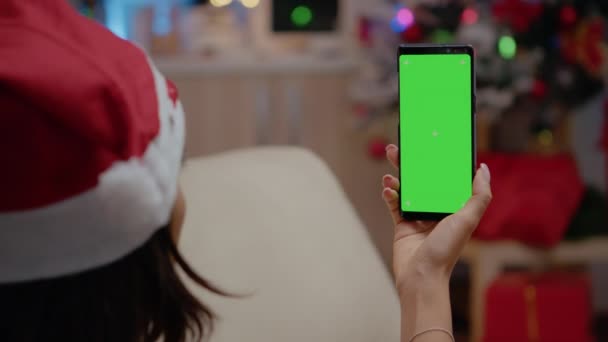 Primer plano del smartphone adulto vertical con pantalla verde — Vídeos de Stock