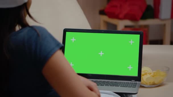 Nahaufnahme einer Person, die einen horizontalen grünen Bildschirm auf dem Laptop betrachtet — Stockvideo