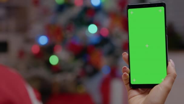 Zblízka ruky svisle drží smartphone se zelenou obrazovkou — Stock video