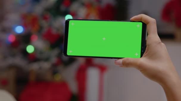 Primer plano de la mano sosteniendo la pantalla verde horizontal en el teléfono inteligente — Vídeos de Stock