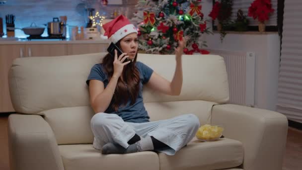 Zły kobieta za pomocą smartfona do pracy połączenia na Boże Narodzenie — Wideo stockowe