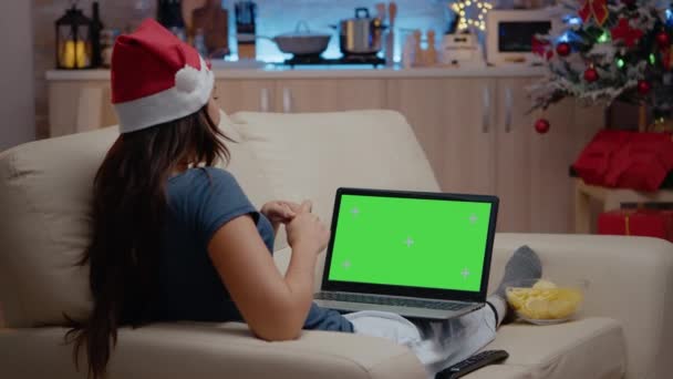 ノートパソコンで横の緑の画面を使用して話す女性 — ストック動画