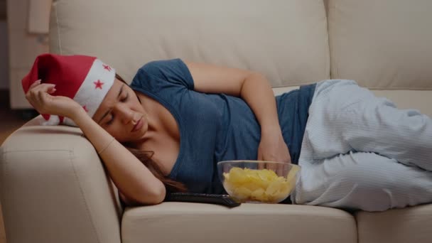 Крупным планом женщина засыпает во время просмотра телевизора — стоковое видео