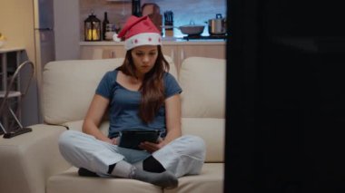 Yetişkinler dijital tablet kullanır ve televizyonda film izlerler