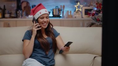 Neşeli kadın akıllı telefondan arkadaşlarıyla konuşuyor.