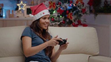 TV konsolunda video oyunu kazanan kadına yakın çekim