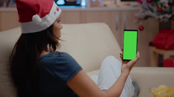 带绿色屏风的妇女垂直手持智能手机 — 图库视频影像