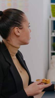 İş kadını, öğle yemeği zamanında iş yerinde yemek siparişi veriyor.