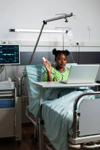 Africaine américaine fille à l'hôpital en utilisant appel vidéo — Photo