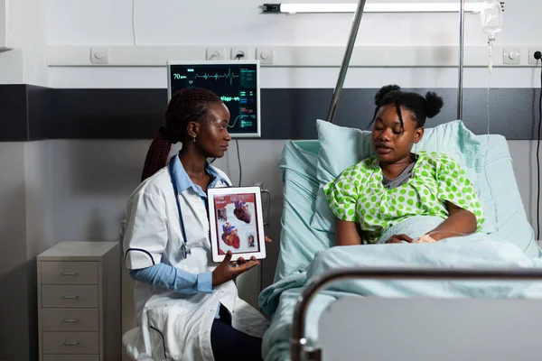 Doctor van de Afrikaanse Amerikaanse etniciteit holding tablet — Stockfoto