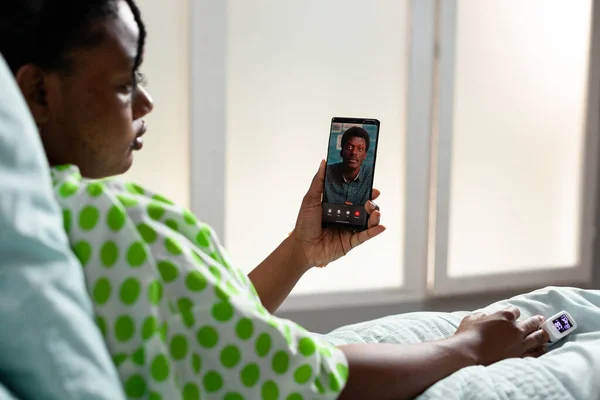 Jonge patiënt van Afrikaanse afkomst in gesprek op video — Stockfoto