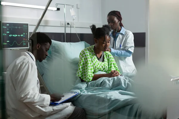 Squadra medica afroamericana che lavora sulla guarigione dei pazienti — Foto Stock