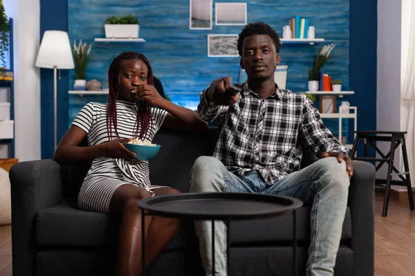 POV de casal negro no sofá assistindo televisão — Fotografia de Stock