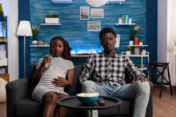POV di coppia nera in attesa del bambino guardando la TV — Foto Stock
