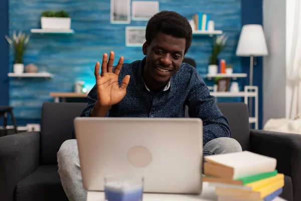 Africano americano hombre saludo remoto collegue durante en línea videocall —  Fotos de Stock