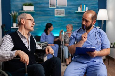 Not panosuna ilaç tedavisi yazan yardımcı işçi