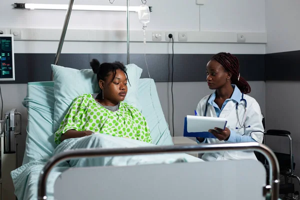 Médecin afro-américain et patient parlant à l'hôpital — Photo