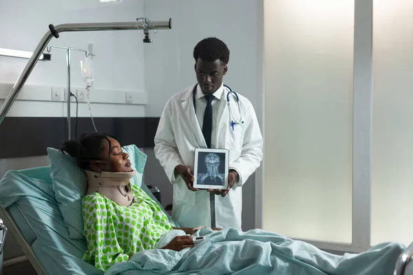 Afro-Amerikalı insanlar dijital tablette x-ray 'e bakıyorlar. — Stok fotoğraf