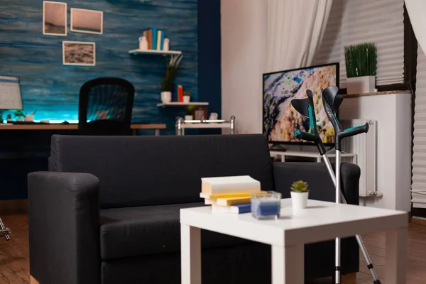Salon vide décoré avec canapé et TV moderne — Photo