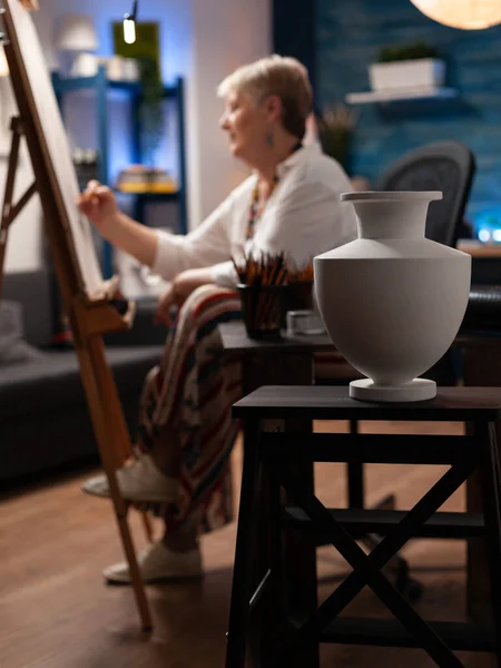 Artista sênior usando lápis e desenho de vasos em tela — Fotografia de Stock
