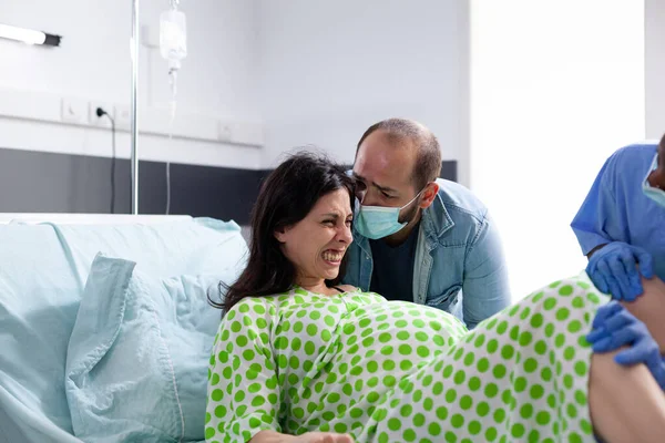 Těhotná žena tlačí na porod s kontrakcemi — Stock fotografie