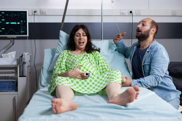 Casal caucasiano esperando bebê na cama de hospital — Fotografia de Stock