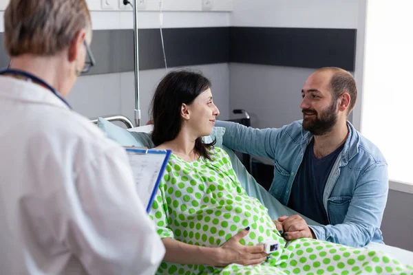 Zwangerschapsdokter die zwangere vrouw onderzoekt — Stockfoto