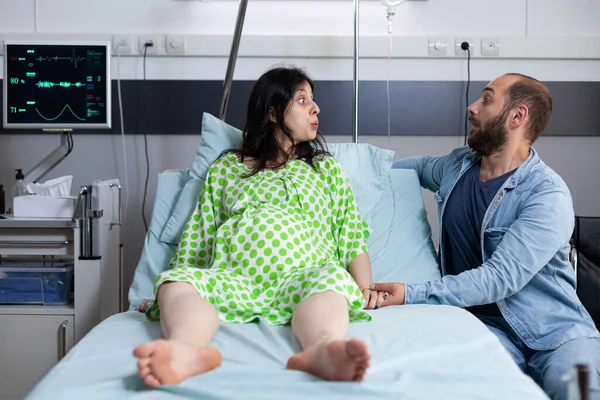 Casal jovem com gravidez se preparando para o parto infantil — Fotografia de Stock