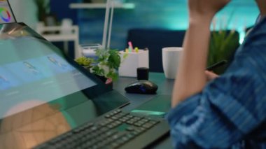 Grafik tablet ve stil kullanarak fotoğrafçıların ellerini kapat