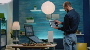 Geliştirme için yapı modeli ile tablete bakan mimar