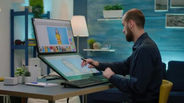 Uomo fotografo ritocco immagini sul software di editing — Video Stock