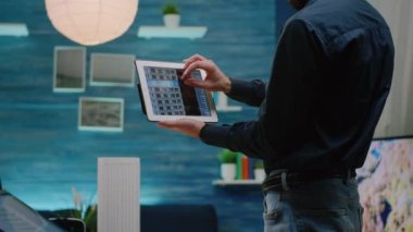 Dokunmatik ekranlı tablet kullanan mimarı kapat