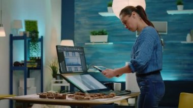 İnşaat düzeni için tablet ve bilgisayara bakan mimar