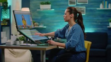 Dokunmatik ekran monitörü ve grafik tableti kullanan ressamı yeniden yükle