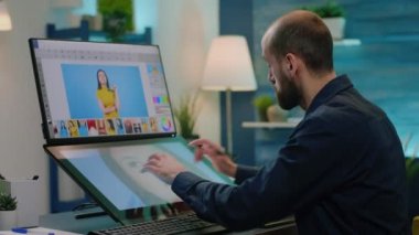 Fotoğraf sanatçısı grafik tablet ve stil ile fotoğrafları düzenliyor