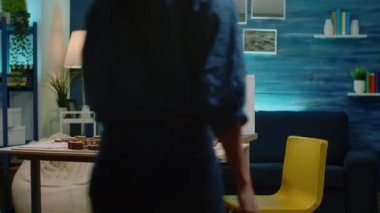 Mühendis kadın bilgisayardaki sanal maketi analiz ediyor.