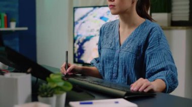 Dokunmatik ekran bilgisayarı kullanarak fotoğrafları düzenleyen medya sanatçısı