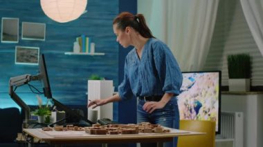 Mimari ekipman ve maketle çalışan mimar