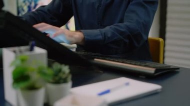 Grafik tabletle çalışan fotoğrafçıların ellerini kapat