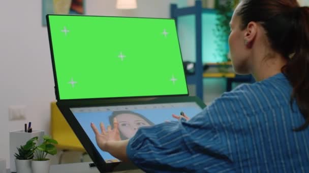 Fotografer dengan layar hijau horisontal pada komputer — Stok Video