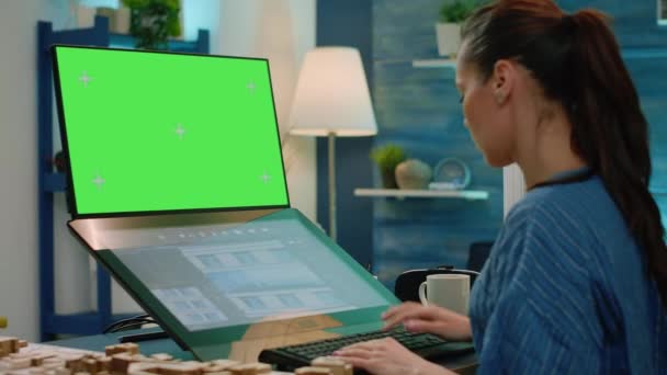Женщина-архитектор использует зеленый экран для построения модели — стоковое видео